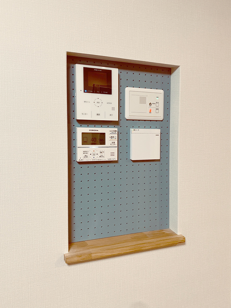カラー有孔ボードのリモコンニッチ｜K様邸 アイキャッチ画像