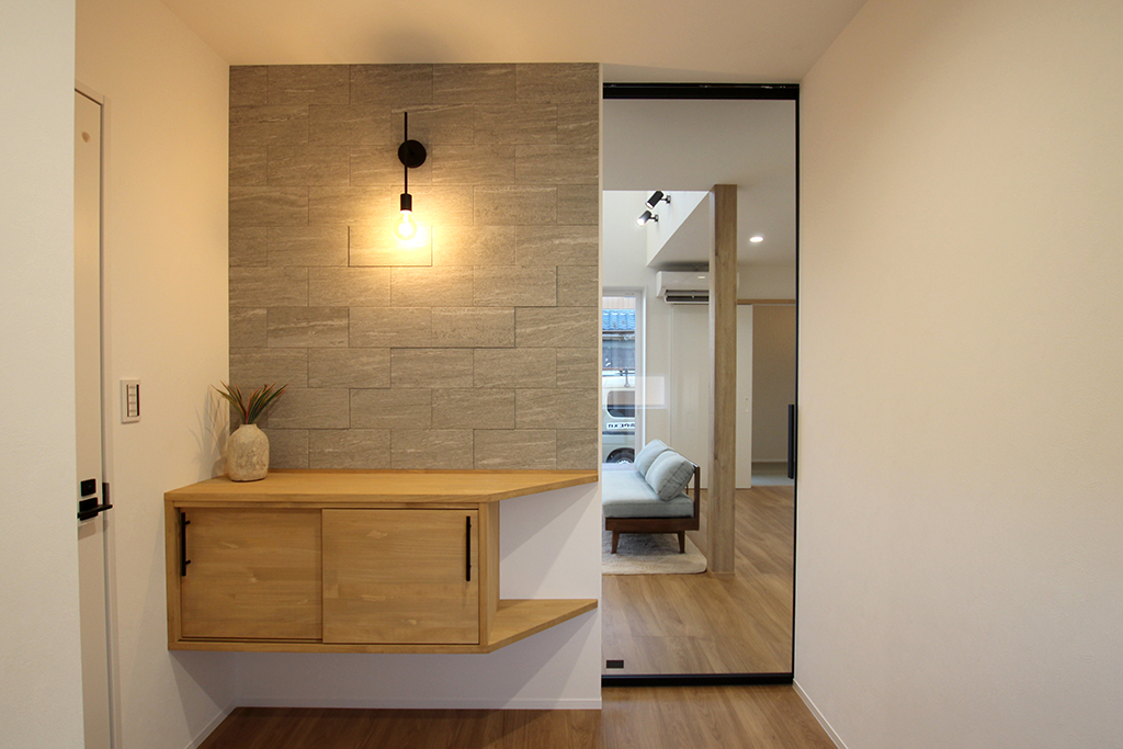 玄関ホールのエコカラットアクセントウォール＆造作収納｜Y様邸 画像