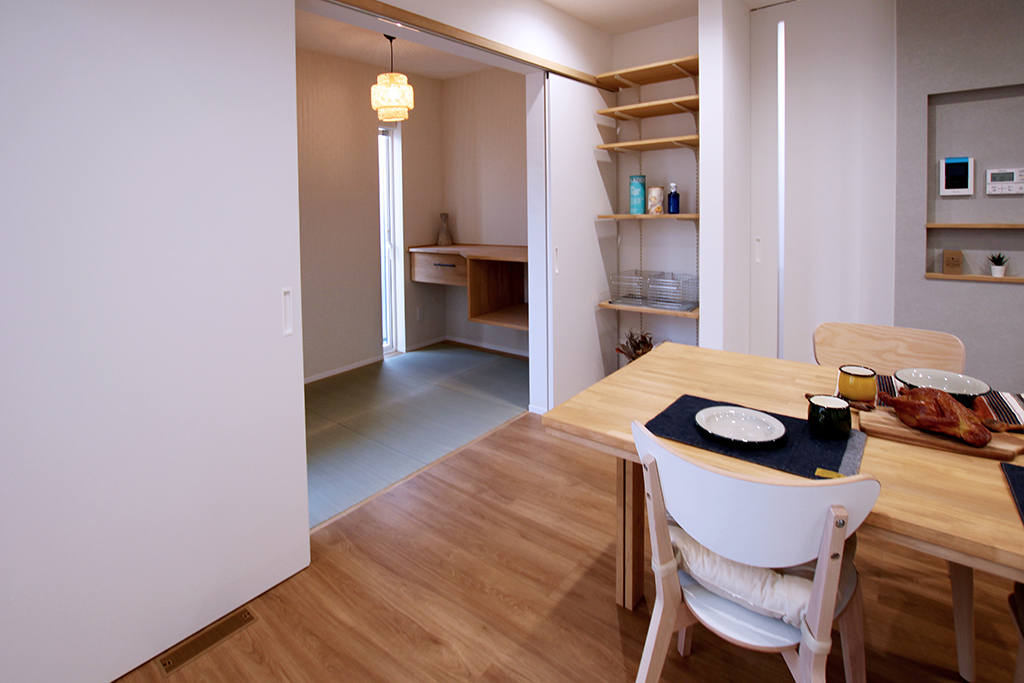 LDK横の畳スペース フロート収納｜Y様邸 画像