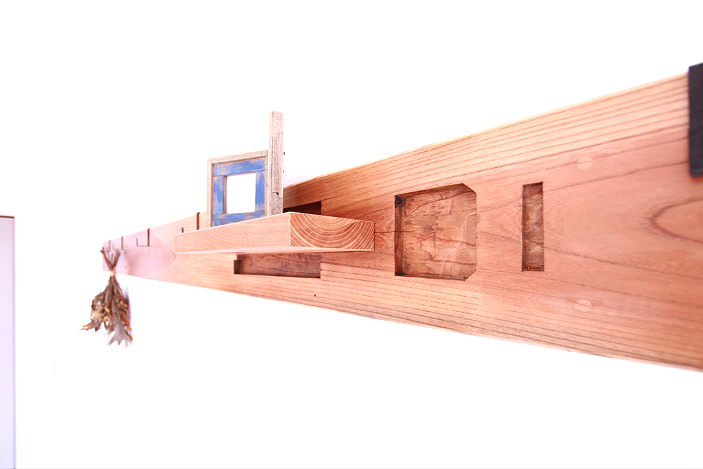 建て替え前の住まいの柱をリメイクした長押風ピクチャレール｜N様邸 画像