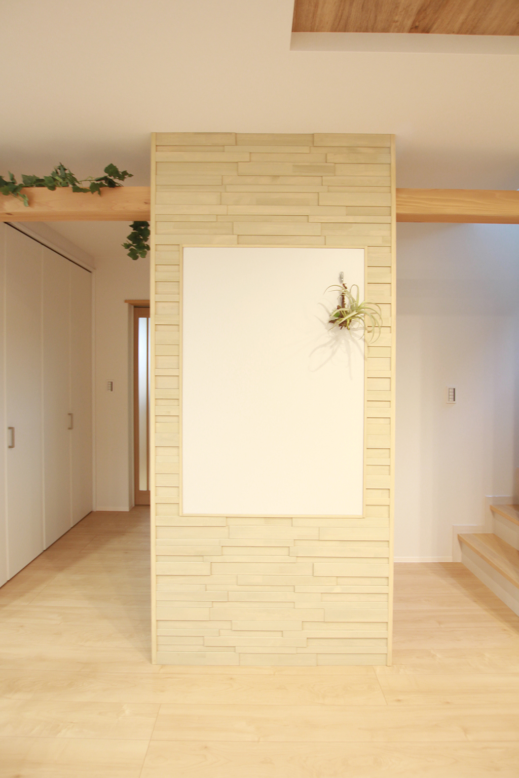 リビングの掲示板/マグネットも使えるガルバ掲示ボード｜I様邸 画像