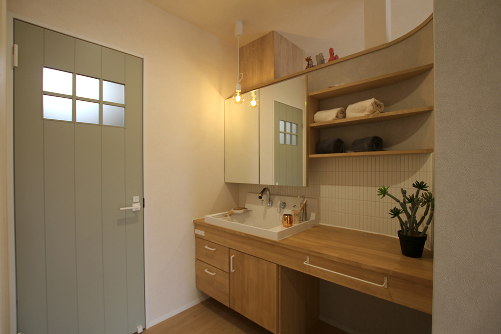 アールの内側にある造作洗面化粧台｜I様邸 画像