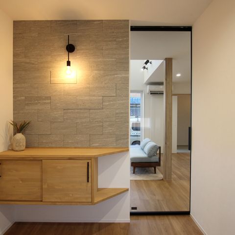 玄関ホールのエコカラットアクセントウォール＆造作収納｜Y様邸