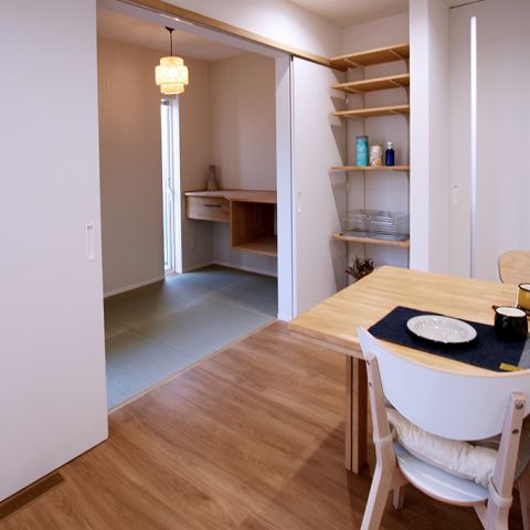 LDK横の畳スペース フロート収納｜Y様邸