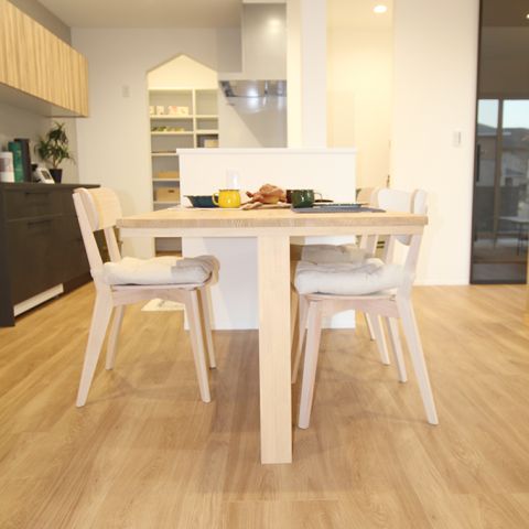 亀工房オリジナル 出入りしやすい造り付けダイニングテーブル｜Y様邸