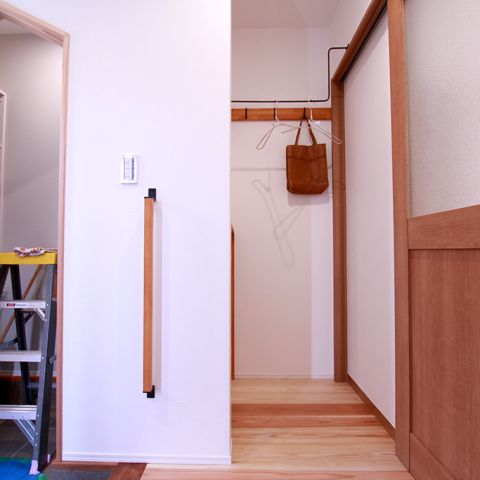 シューズクロークの三角入り口と亀工房オリジナル手すり｜W様邸