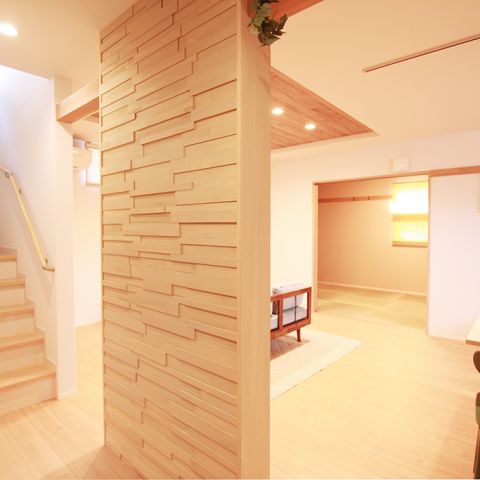 LDKを仕切るオリジナルモザイクウッドのパーテーションウォール｜I様邸