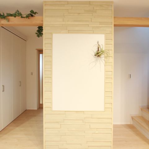 リビングの掲示板/マグネットも使えるガルバ掲示ボード｜I様邸