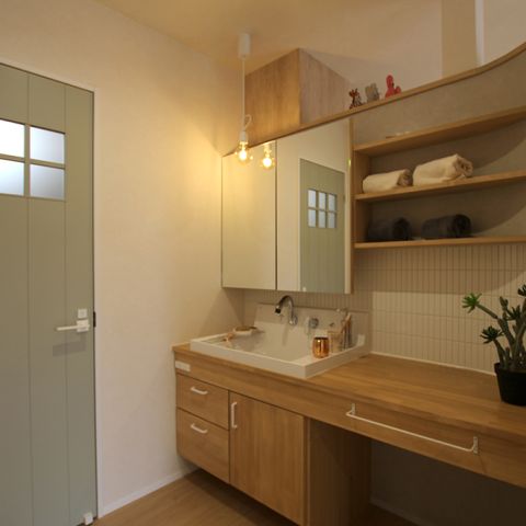 アールの内側にある造作洗面化粧台｜I様邸