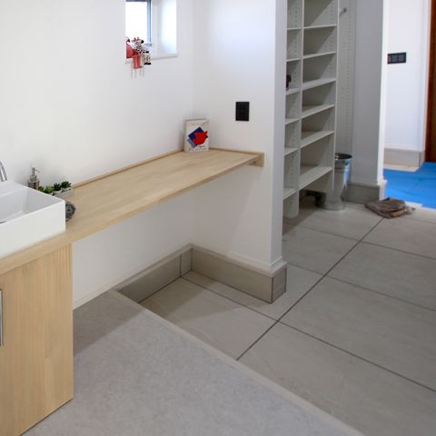 ファミリー玄関のおかえり手洗い｜H様邸